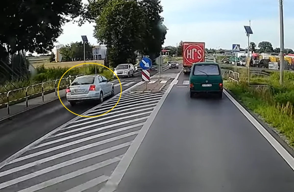 Gdyby inni kierowcy zawczasu nie zrobili miejsca, mogło dojść do zderzenia czołowego Gdyby inni kierowcy zawczasu nie zrobili miejsca, mogło dojść do zderzenia czołowego