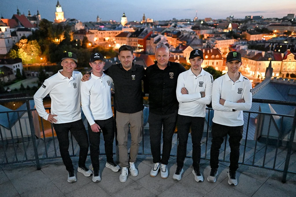 Prezes Jakub Kępa z zawodnikami Motoru: Fredrikiem Lindgrenem, Mateuszem Cierniakiem, Dominikiem Kuberą i Jackiem Holderem. Prezes Jakub Kępa z zawodnikami Motoru: Fredrikiem Lindgrenem, Mateuszem Cierniakiem, Dominikiem Kuberą i Jackiem Holderem.
