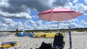 Cennik wypożyczalni leżaków z Krynicy Morskiej wywołał gorącą dyskusję. Zdjęcie ilustracyjne. 