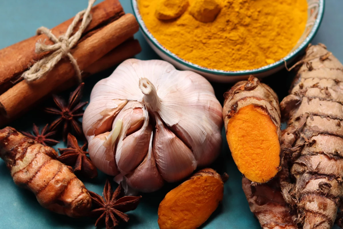 Takie przyprawy jak cynamon, kurkuma, imbir, kardamon czy goździki to prawdziwi sprzymierzeńcy procesu odchudzania. Warto włączyć je do swojego codziennego jadłospisu. Takie przyprawy jak cynamon, kurkuma, imbir, kardamon czy goździki to prawdziwi sprzymierzeńcy procesu odchudzania. Warto włączyć je do swojego codziennego jadłospisu.