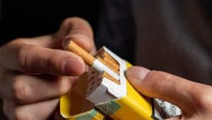 Zdaniem Ministerstwa Finansów, w 2027 roku, po zmianach w akcyzie, paczka papierosów mogłaby kosztować 26-27 złotych