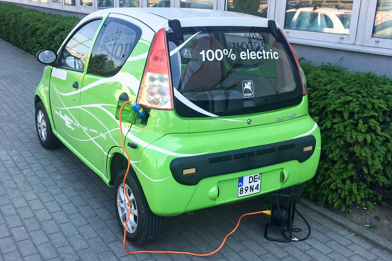 Używane samochody elektryczne to "gorący ziemniak" dla wielu dealerów za naszą zachodnią granicą. Dlatego nie chcą odkupywać takich aut od klientów. Używane samochody elektryczne to "gorący ziemniak" dla wielu dealerów za naszą zachodnią granicą. Dlatego nie chcą odkupywać takich aut od klientów.