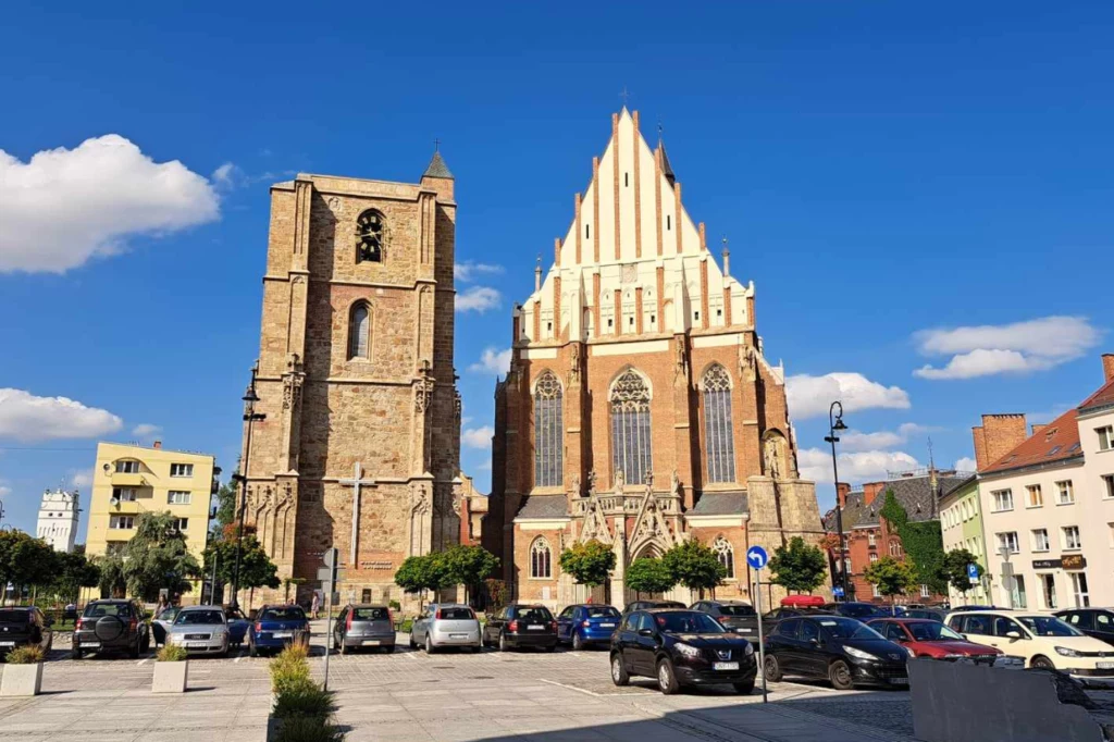 Bazylika pw. św. Jakuba i św. Agnieszki jest dominantą w krajobrazie miasta