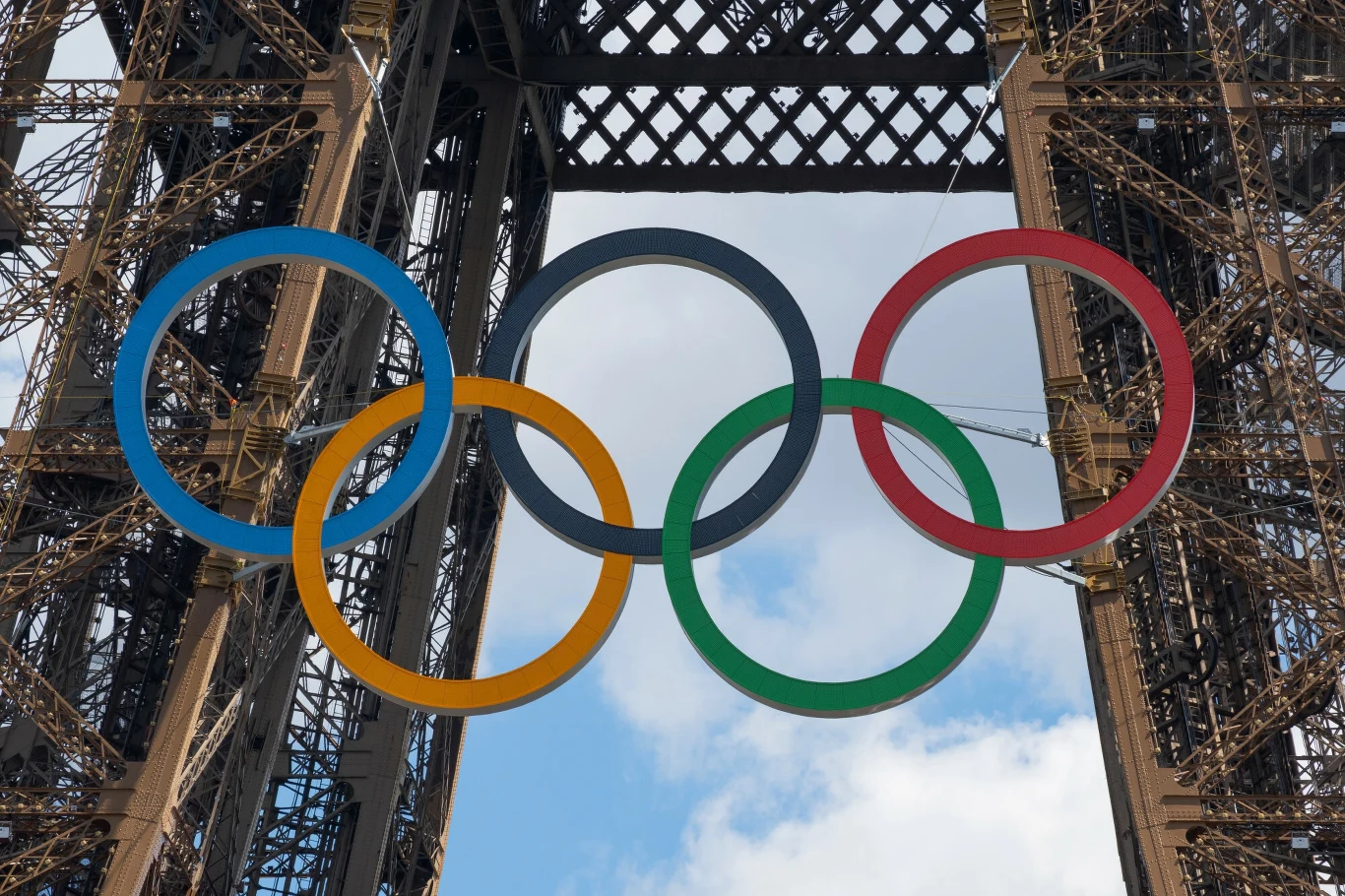 Paryż gotowy na Igrzyska Olimpijskie. Symbol olimpiady na wieży Eiffel'a Paryż gotowy na Igrzyska Olimpijskie. Symbol olimpiady na wieży Eiffel'a