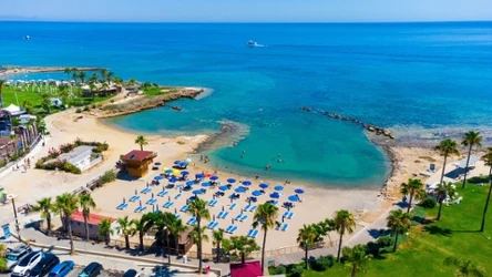 Cypr to popularny cel wakacyjnych podróży. Obecnie zmaga się jednak z ekstremalnymi temperaturami. Upały na Cyprze stanowią zagrożenie dla zdrowia i życia. 