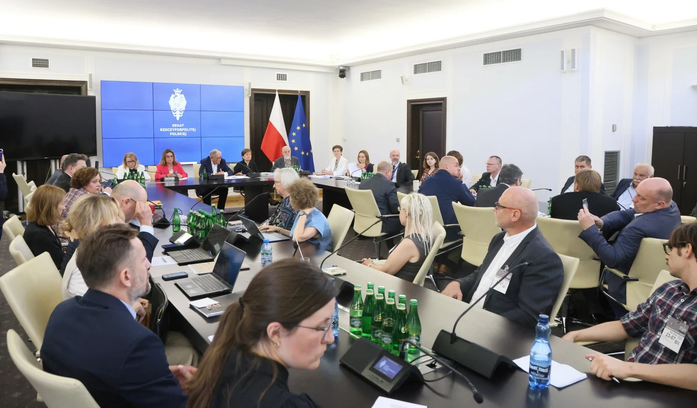 Senat przyjął z poprawkami nowelę ustawy o prawie autorskim i prawach pokrewnych. Na zdjęciu posiedzenie Komisji Kultury i Środków Przekazu Senat przyjął z poprawkami nowelę ustawy o prawie autorskim i prawach pokrewnych. Na zdjęciu posiedzenie Komisji Kultury i Środków Przekazu