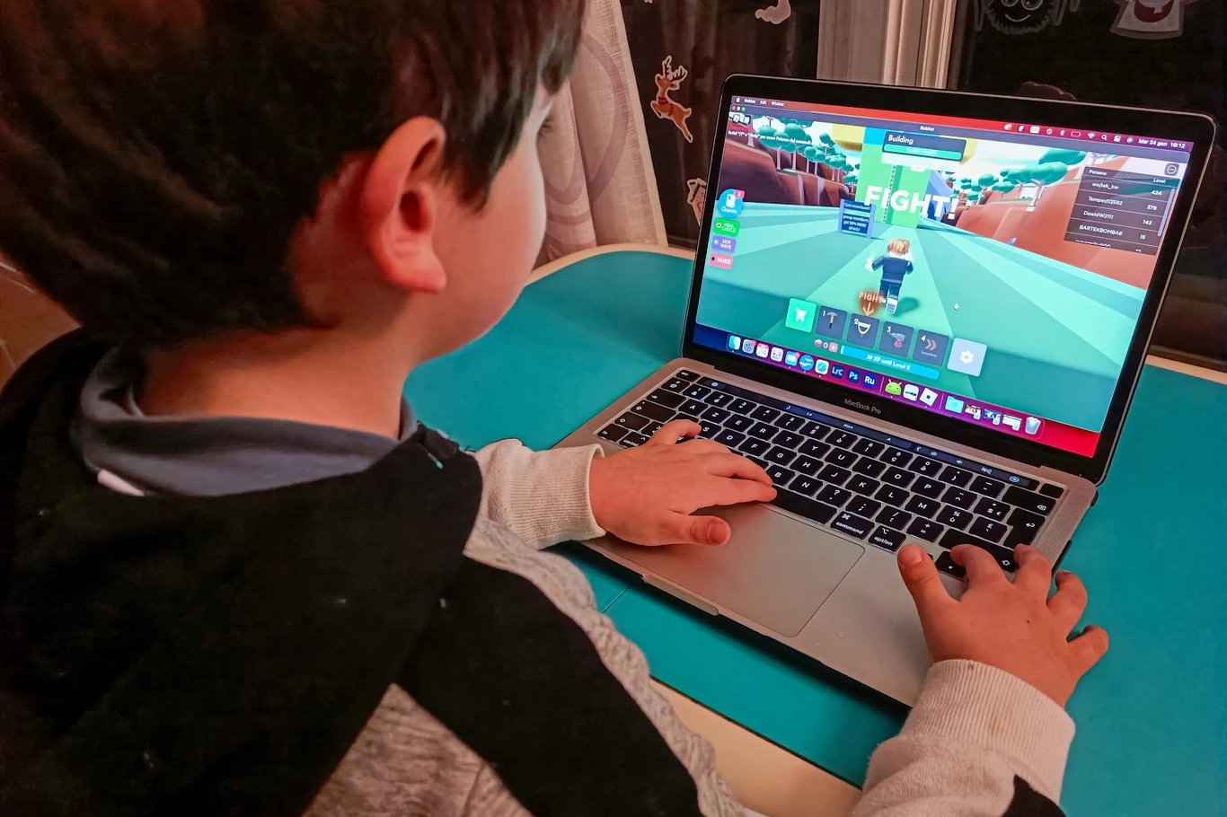 W 2023 roku zgłoszono ponad 13 tys. przypadków wykorzystywania dzieci w grze Roblox. Liczby są alarmujące W 2023 roku zgłoszono ponad 13 tys. przypadków wykorzystywania dzieci w grze Roblox. Liczby są alarmujące