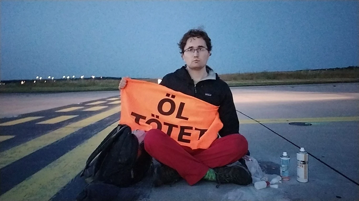 Niemcy. Lotnisko we Frankfurcie wstrzymało loty. Demonstranci "przykleili się do asfaltu" Niemcy. Lotnisko we Frankfurcie wstrzymało loty. Demonstranci "przykleili się do asfaltu"