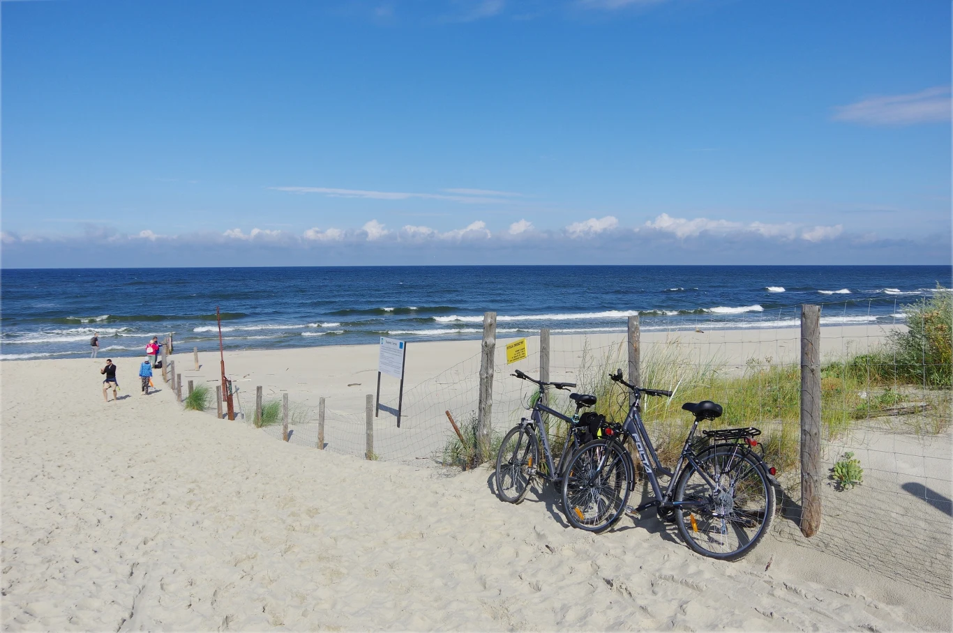 Trasa rowerowa R10 prowadzi wzdłuż polskiego morza. 