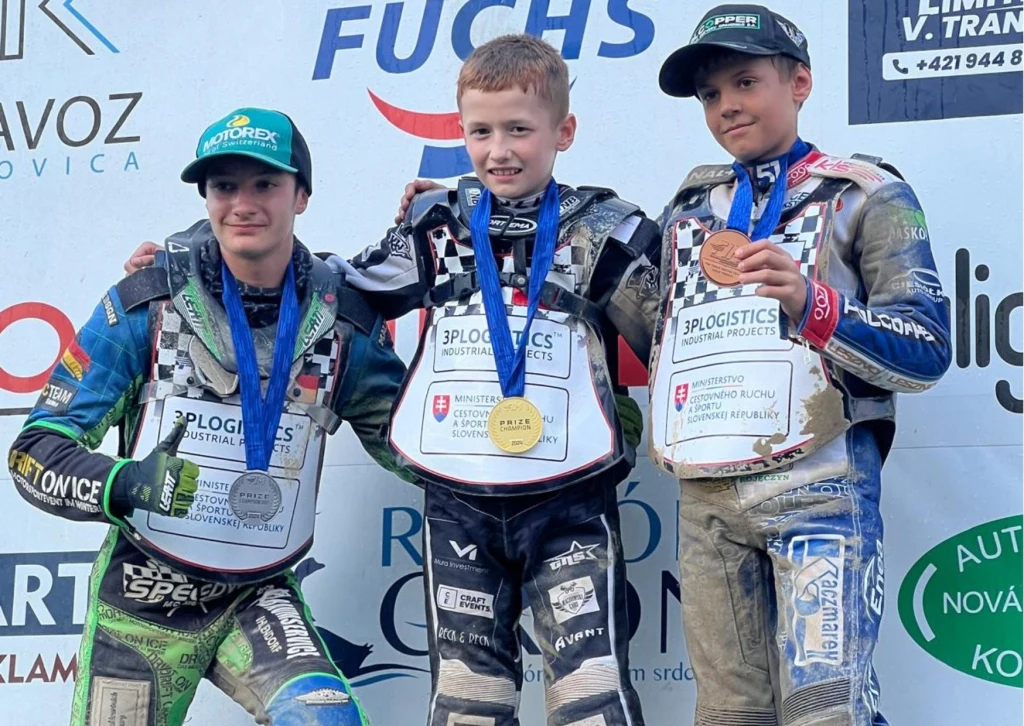 Podium mistrzostw w miniżużlu. W środku Franciszek Szczyrba.