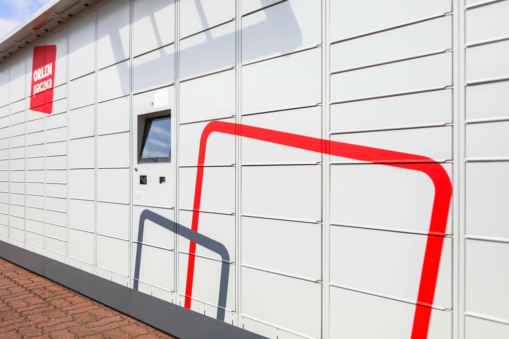 Czy Orlen Paczka połączy się z Pocztą Polską? Na zdjęciu automat paczkowy Orlenu w Warszawie przy ul. Łazienkowskiej