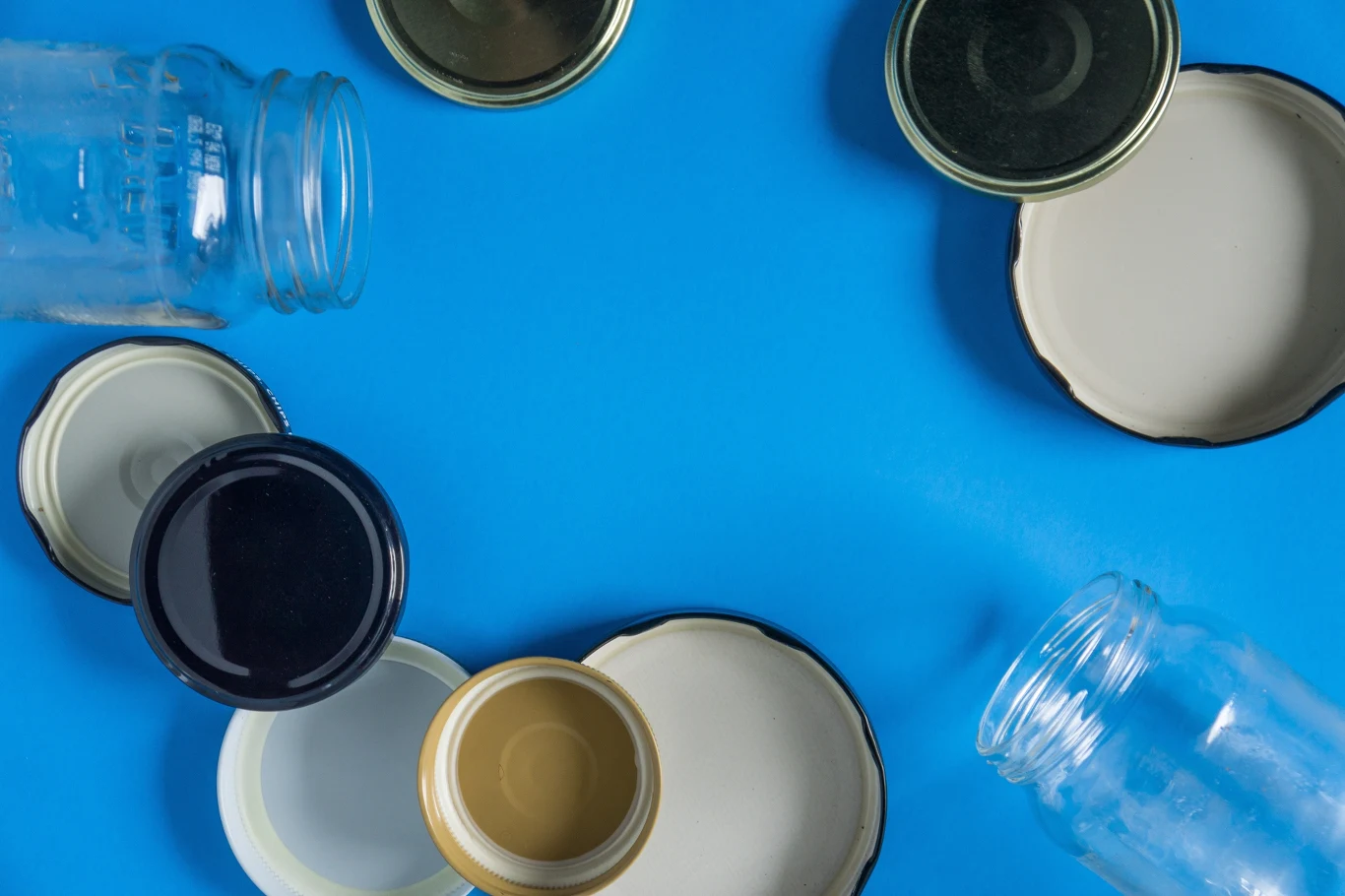 Nakrętki od słoików nadają się do recyklingu. Nie można ich jednak wyrzucać razem ze słoikami. Gdzie powinny trafić? Nakrętki od słoików nadają się do recyklingu. Nie można ich jednak wyrzucać razem ze słoikami. Gdzie powinny trafić?