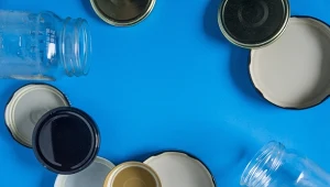 Gdzie wyrzucasz metalowe nakrętki od butelek i słoików? One nadają się do recyklingu