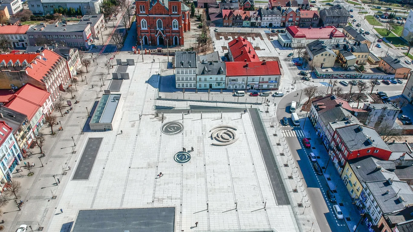 Plac Wolności w Kutnie po rewitalizacji. Betonowa przestrzeń stanęła na dachu parkingu