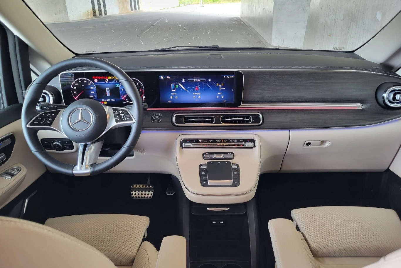 W Klasie V po face liftingu pojawił się cyfrowy zestaw zegarów wizualnie połączony z ekranem centralnym rodem z Klasy E czy C.