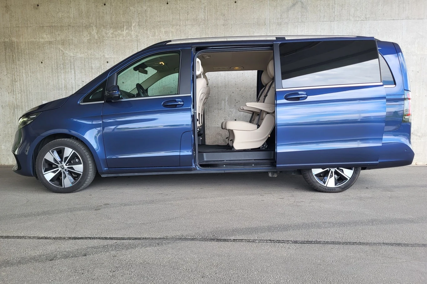 Elektryczne odsuwane drzwi boczne zapewniają wygodny dostęp do kabiny.