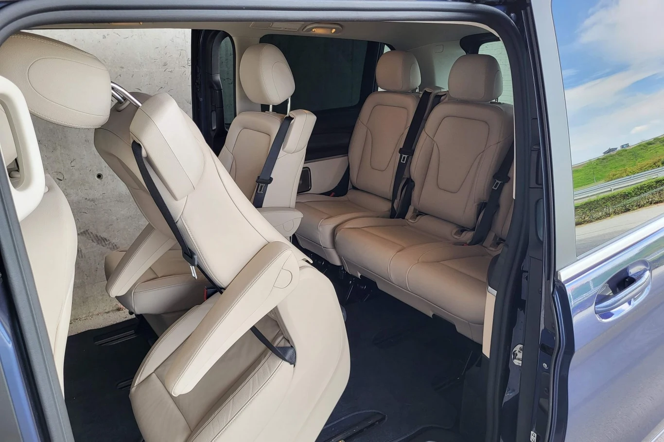 Dostęp do III rzędu siedzeń jest prosty, ale same fotele, w tym kanapa “2+1”, są ciężkie i do ich wyjęcia będzie potrzebna dodatkowa osoba.