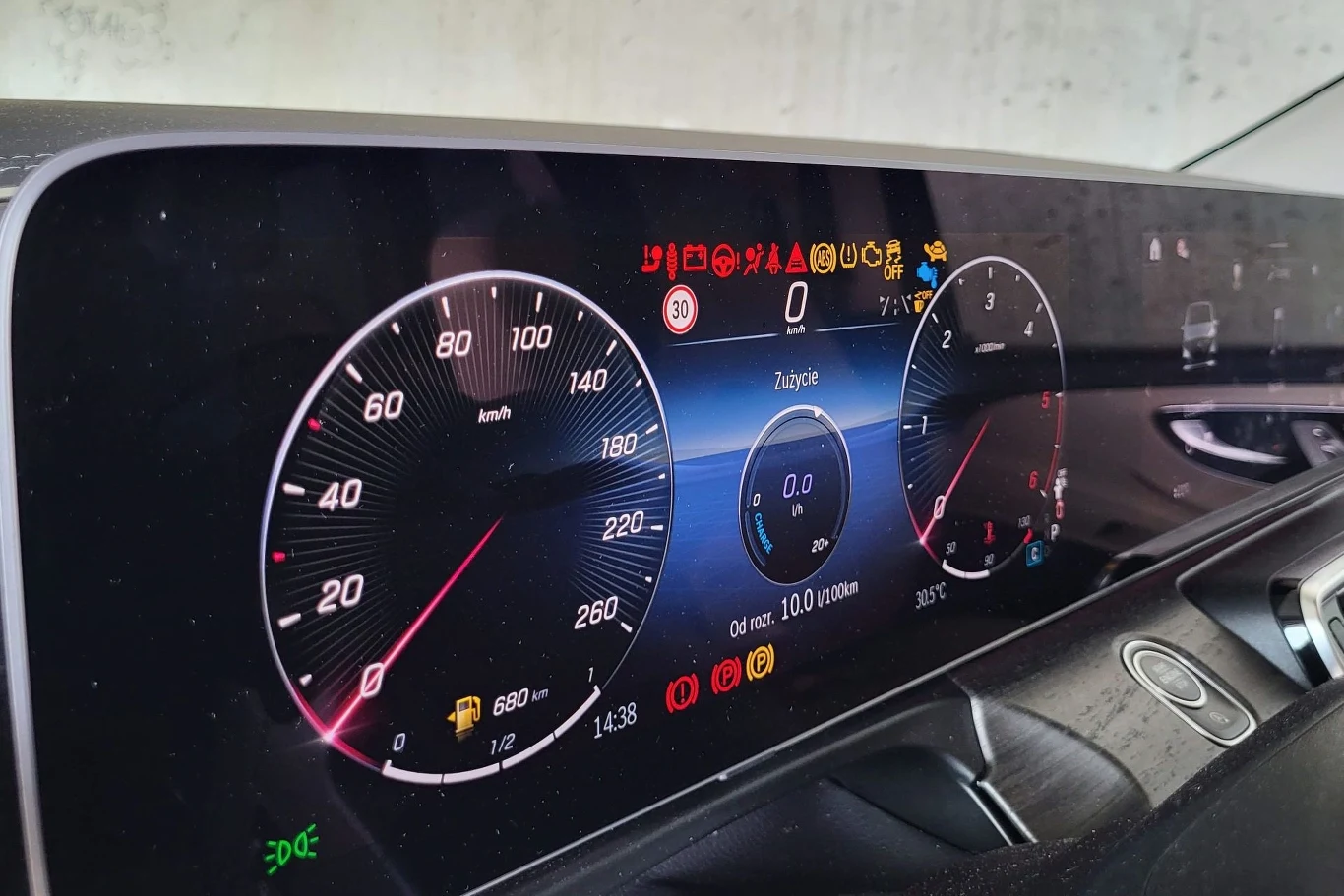 Wygląd cyfrowych zegarów można personalizować, można zostać przy klasycznym układzie lub np. takim, który w centralnym miejscu wyświetla mapę nawigacji.