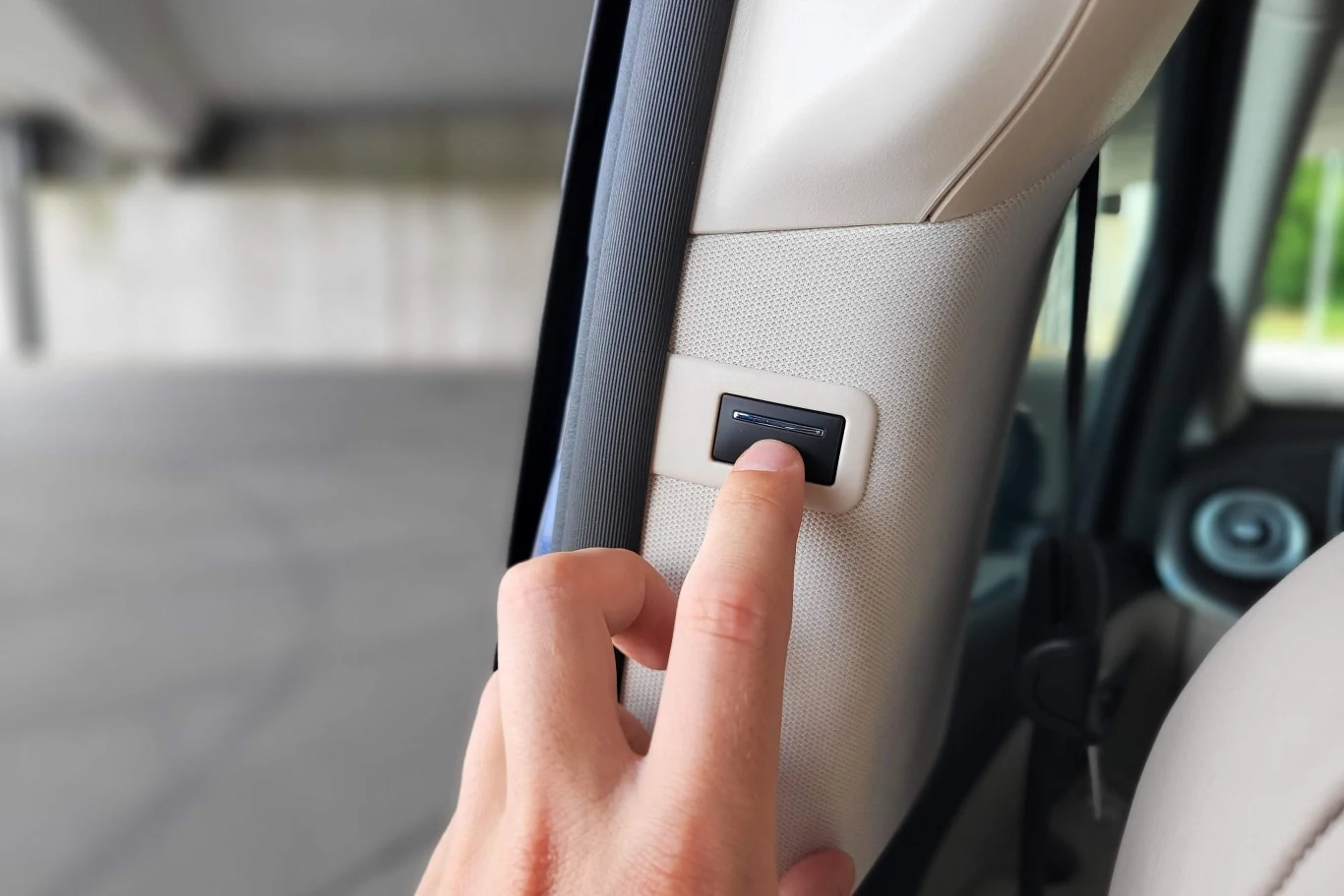 Ze środka elektrycznie drzwi boczne można otworzyć za pomocą przycisków na słupkach lub konsoli centralnej - te ostatnie w przypadku egzemplarza testowego nie działały.