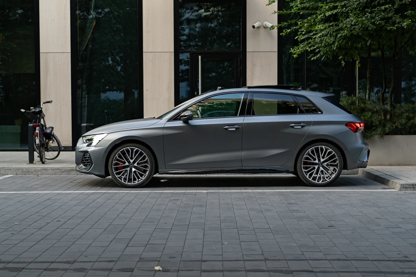 Audi S3 po face liftingu ma 333 KM i 420 Nm momentu obrotowego. Większa moc to jednak nie wszystko.