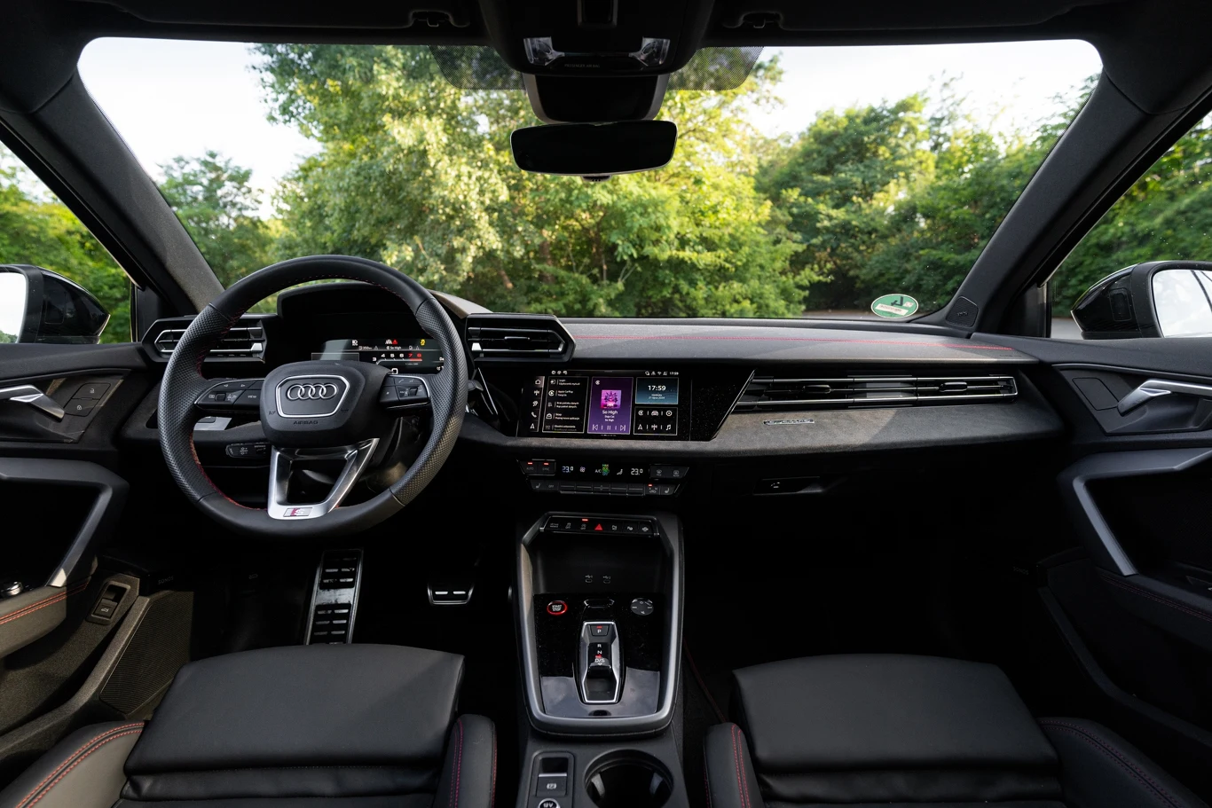 W Audi S3 po liftingu zmieniło się także w środku. jest nowy przełącznik zmiany biegów, sportowy widok zegarów i nagłośnienie firmy Sonos.
