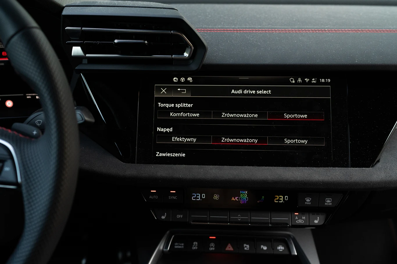 Audi S3 oferuje kilka trybów jazdy. Kierowca może też dostosować pracę poszczególnych podzespołów według własnych preferencji.
