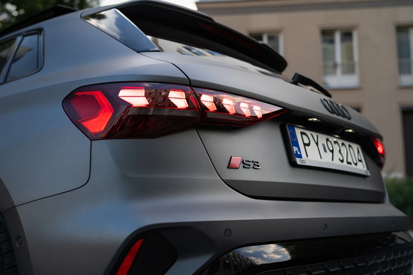 Audi S3 po liftingu rozpoznamy po zmienionej sygnaturze tylnych świateł LED z dynamicznymi kierunkowskazami.