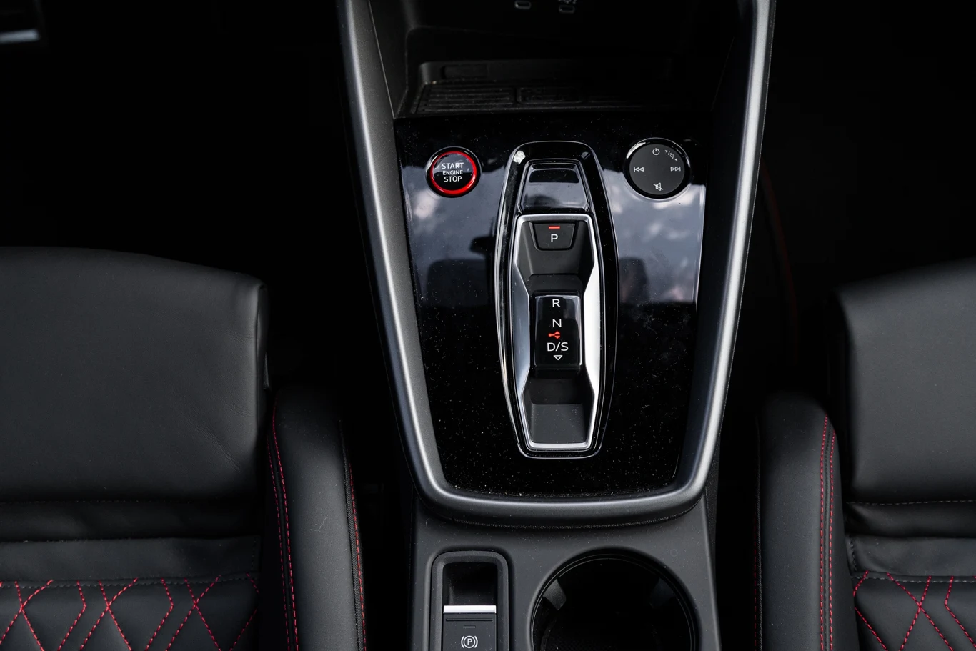 W Audi S3 po liftingu pojawił się nowy selektor zmiany biegów. Wcześniej widzieliśmy go w elektrycznych modelach tj. e-tron GT.