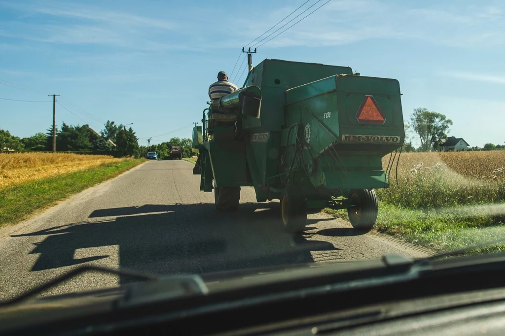 Trwają żniwa, a to oznacza, że na drogach dość łatwo spotkać maszyny rolnicze. 