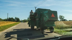 Kierowcy się dziwią. Kombajn nie ma rejestracji, a jeździ po drogach