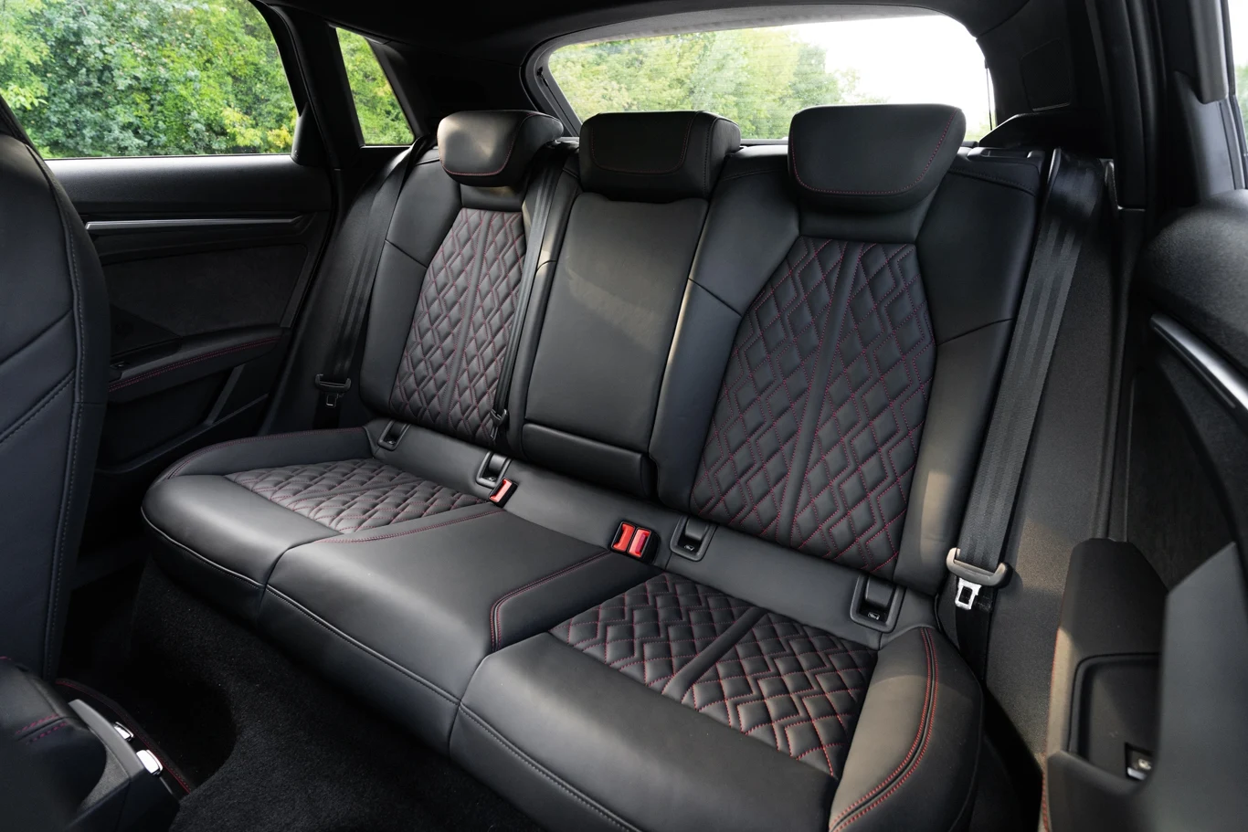 W Audi S3 wygodnie będzie podróżować czterech dorosłych pasażerów. Na tylnej kanapie znajdziemy też mocowania ISOFIX.