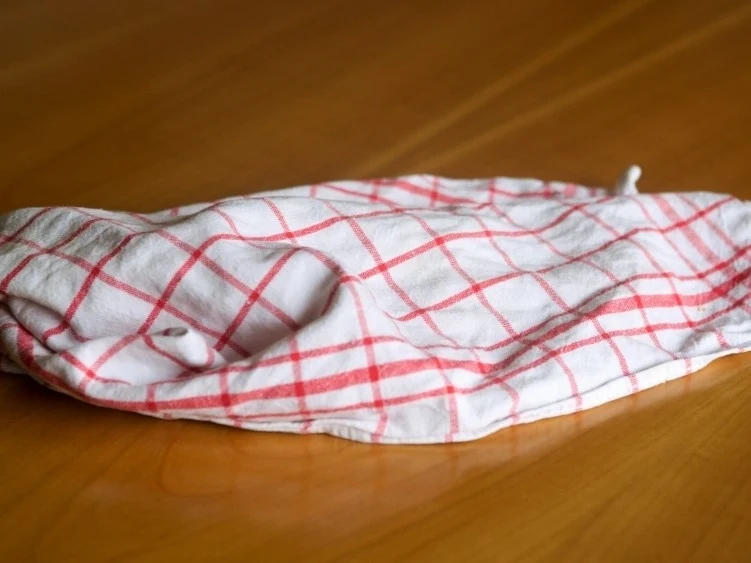 Niepozorna ściereczka z kuchni jest twoim sprzymierzeńcem w usuwaniu plam na materacu