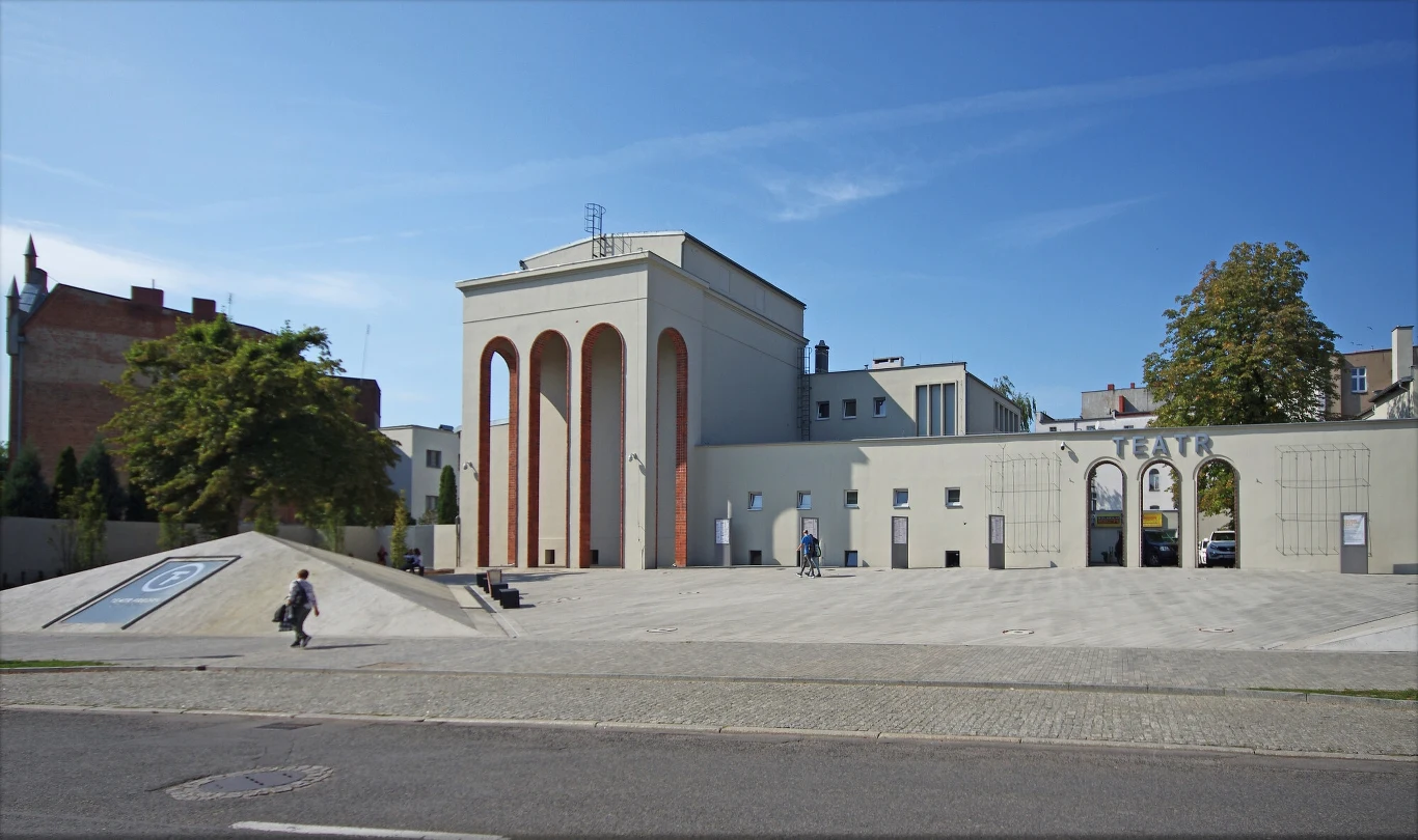 Betonowy plac przed teatrem w Gnieźnie, gdzie radny Tomasz Dzionek usmażył jajecznicę