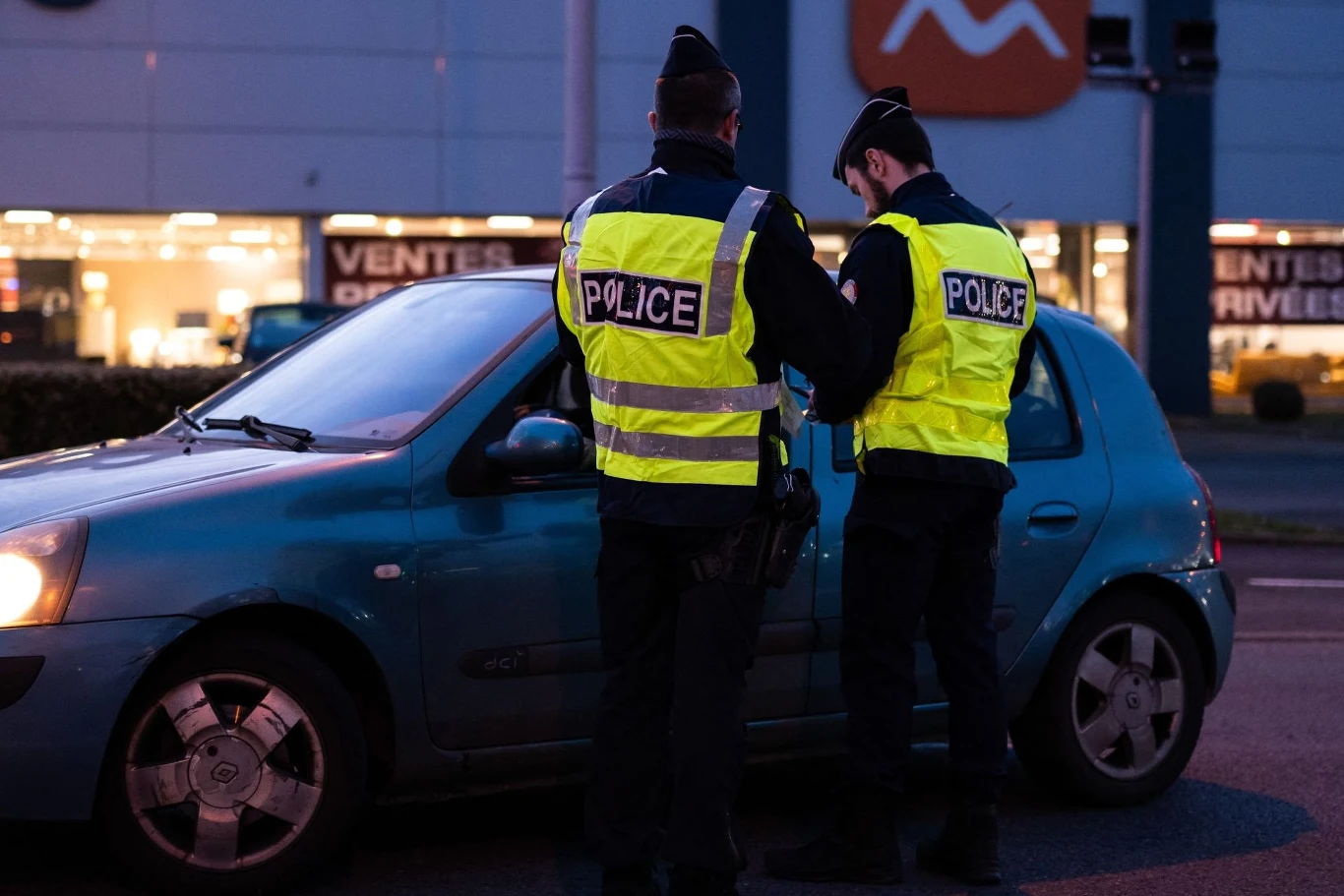 Przekroczenie prędkości o 30 km/h we Francji może zakończyć się zatrzymaniem prawa jazdy. Przekroczenie prędkości o 30 km/h we Francji może zakończyć się zatrzymaniem prawa jazdy.