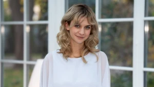 Gloria (Aleksandra Grabowska) zorientuje się, że wszystkie pielęgniarki z leśnogórskiego szpitala unikają jej 
