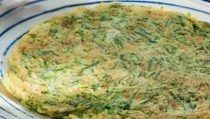 Omlet z cukinii z przepisu Tomasza Strzelczyka wychodzi sycący i mięciutki