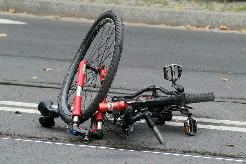 Potrącony rowerzysta zaczepił się o bagażnik dachowy