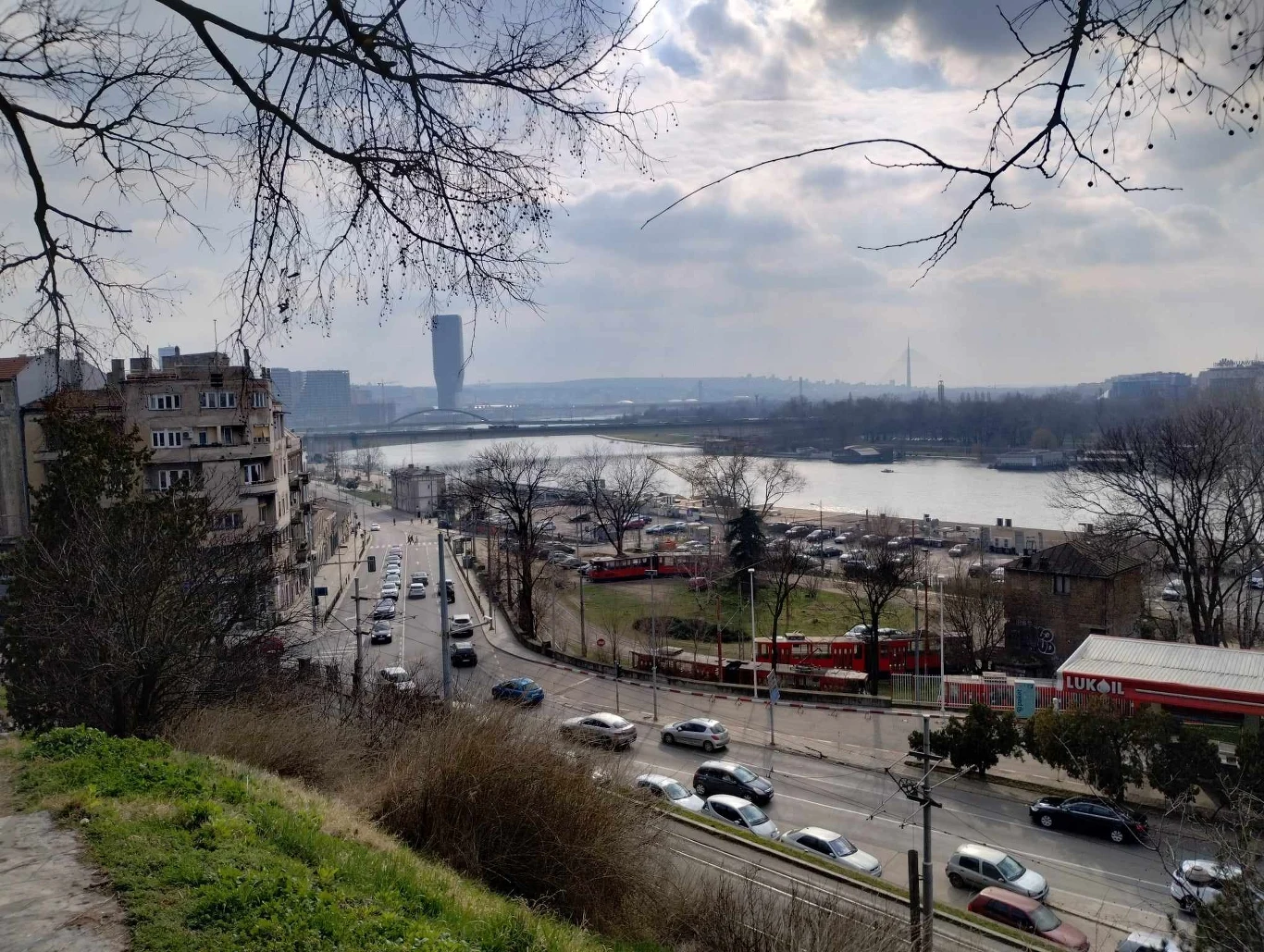 Widok na miasto z "dziwnymi" bryłami w oddali Widok na miasto z "dziwnymi" bryłami w oddali