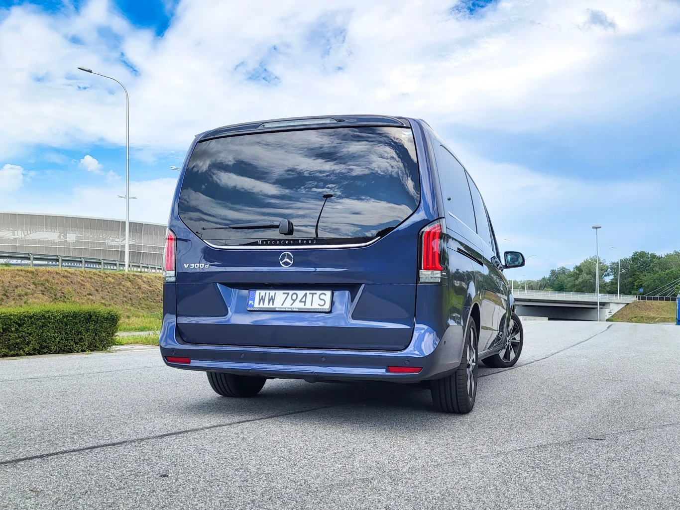 Najnowszy model klasy V można poznać po przyciemnionych, tylnych lampach.