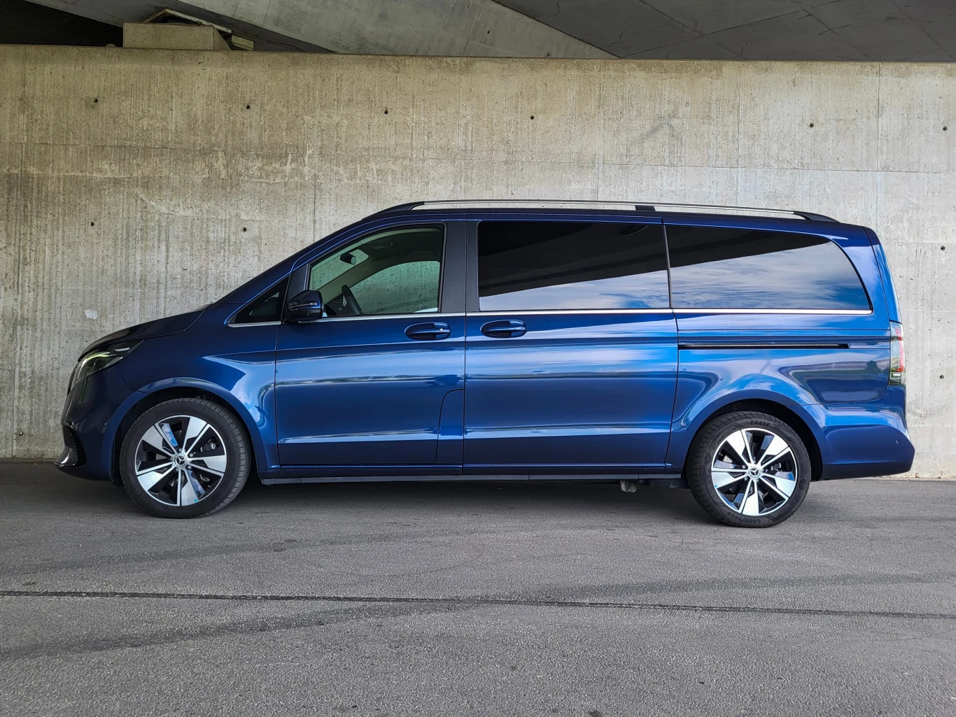 Standardowa wersja, czyli “długa” (na zdjęciach), ma rozstaw osi wynoszący 3200 mm, w odmianie “ekstradługiej” mierzy on 3430 mm.