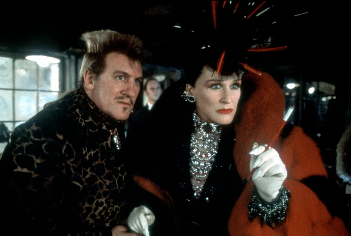 Glenn Close i Gerard Depardieu w filmie 101 dalmatyńczyków 