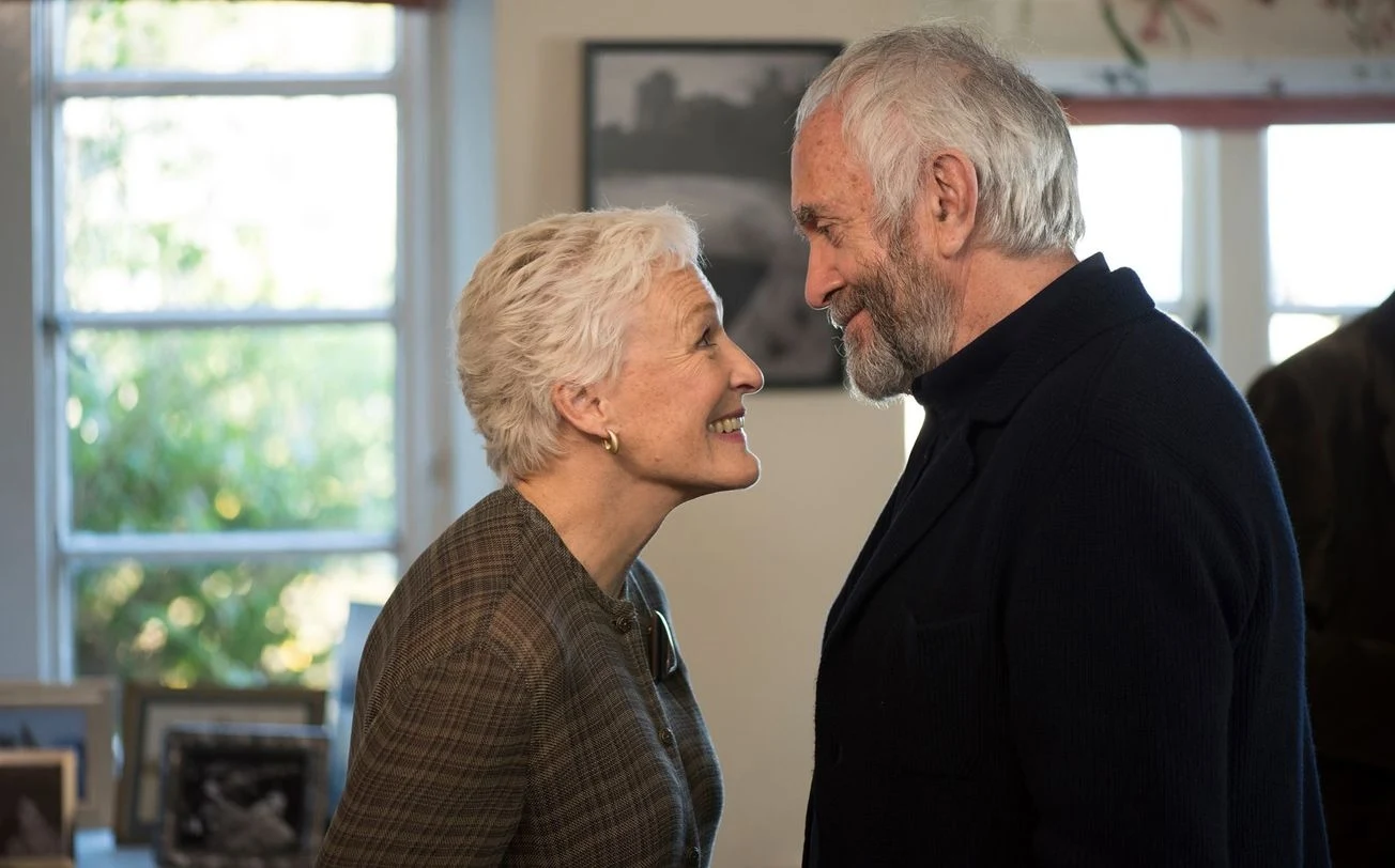 Glenn Close i Jonathhan Pryce w filmie "Żona"