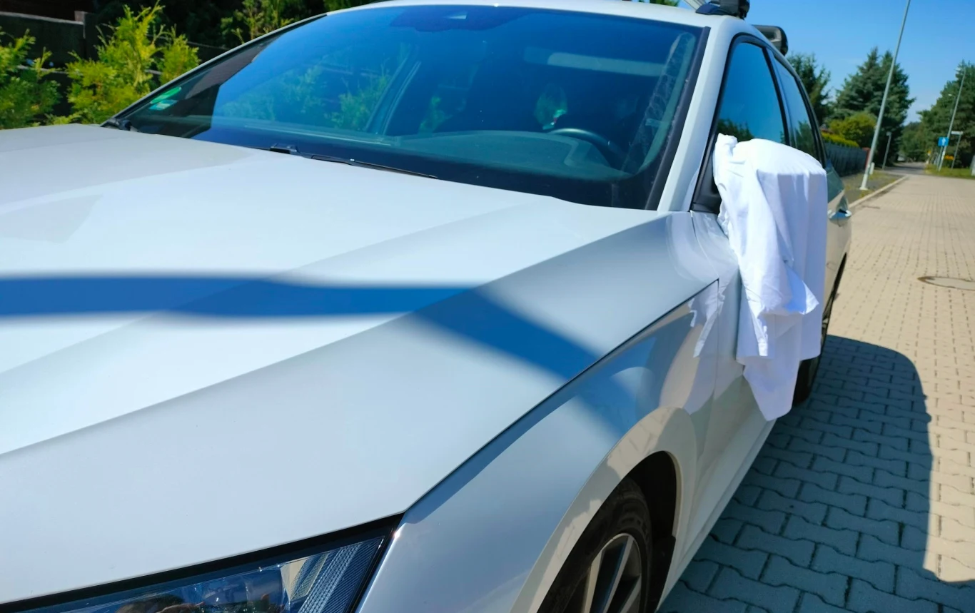 Znaczenie to może się jednak różnić w zależności od miejsca. Co oznacza biały ręcznik na lusterku?