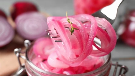 Marynowana czerwona cebula w słoiku