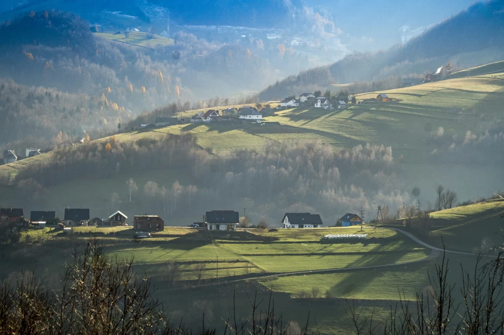 Wakacje w górach bez tłumów i kolejek? Ta spokojna miejscowość to perła Beskidu Niskiego 