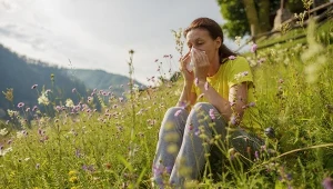 Te rośliny mogą latem wywołać przykre objawy. Pełno ich w trawie i w lesie