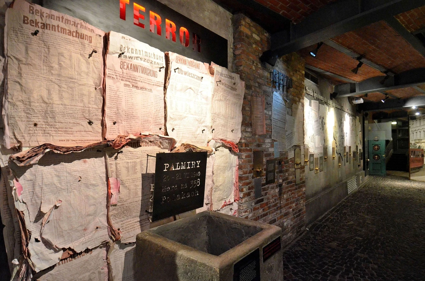 Fragment ekspozycji poświęcony terrorowi niemieckiemu w okupowanej stolicy oraz historii warszawskiego getta