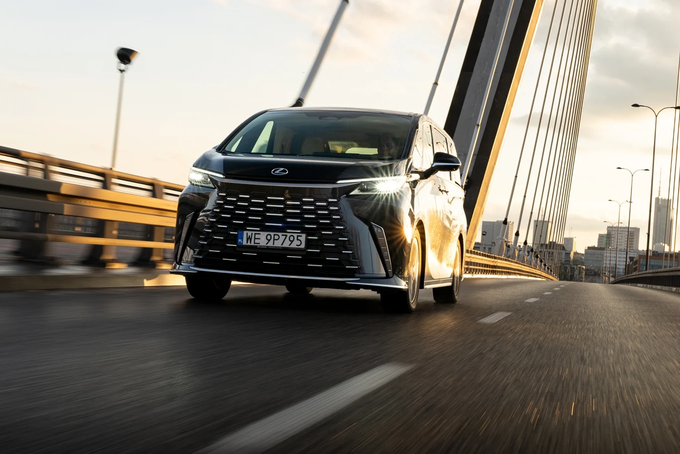 Lexus LM to prywatny odrzutowiec dopuszczony do ruchu drogowego. Japończycy zawiesili poprzeczkę bardzo wysoko. Lexus LM to prywatny odrzutowiec dopuszczony do ruchu drogowego. Japończycy zawiesili poprzeczkę bardzo wysoko.