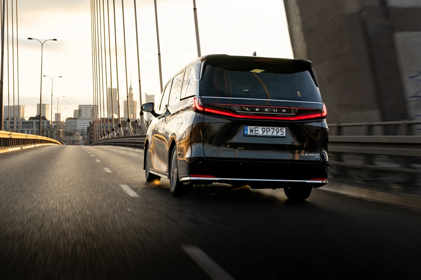 Lexus LM to ultraluksusowy minivan i obecnie najbardziej prestiżowy model w gamie japońskiego producenta. Lexus LM to ultraluksusowy minivan i obecnie najbardziej prestiżowy model w gamie japońskiego producenta.