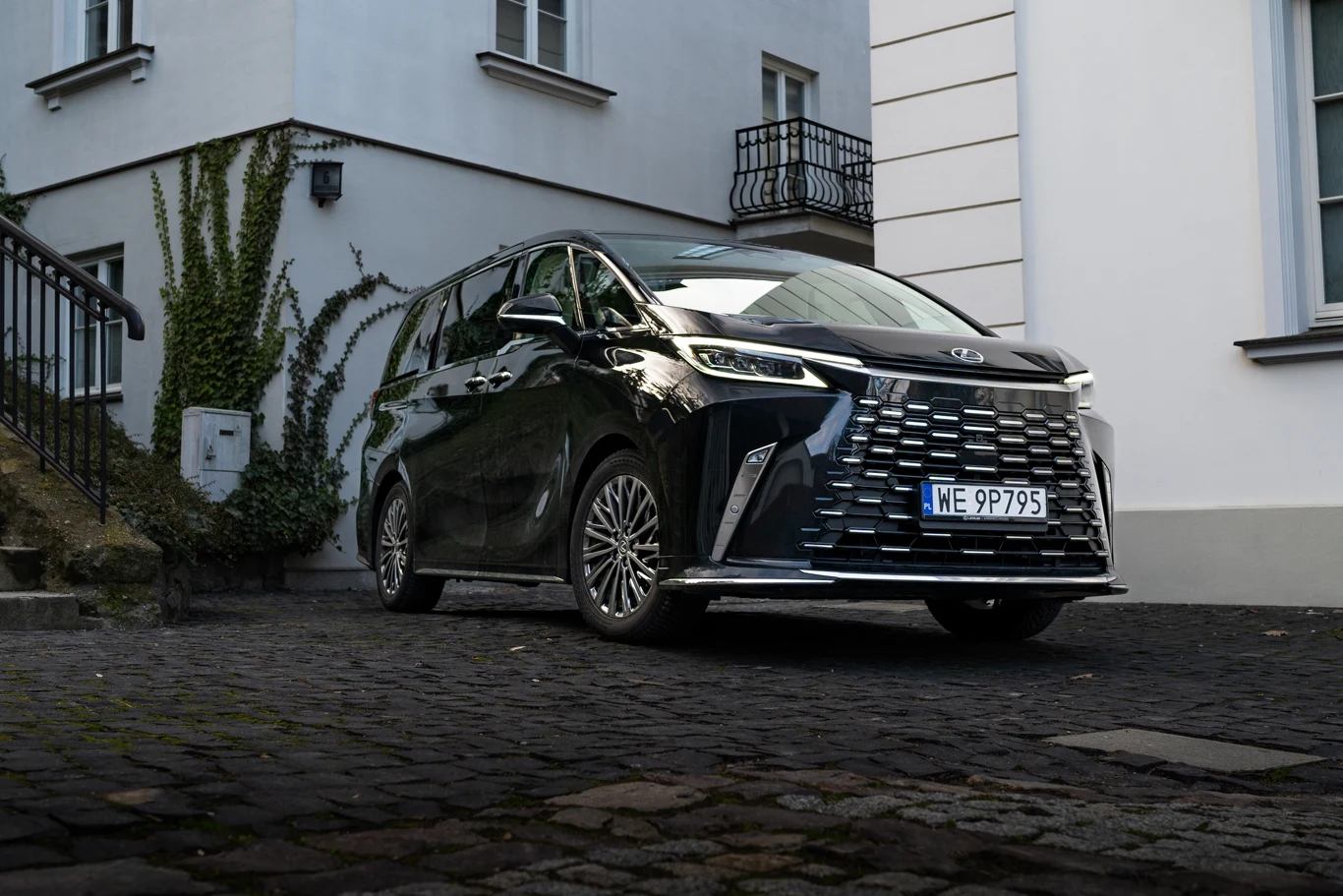 Lexus LM to pstryczek w nos dla wielkich limuzyn. Japoński minivan nie ma dziś sobie równych. Lexus LM to pstryczek w nos dla wielkich limuzyn. Japoński minivan nie ma dziś sobie równych.